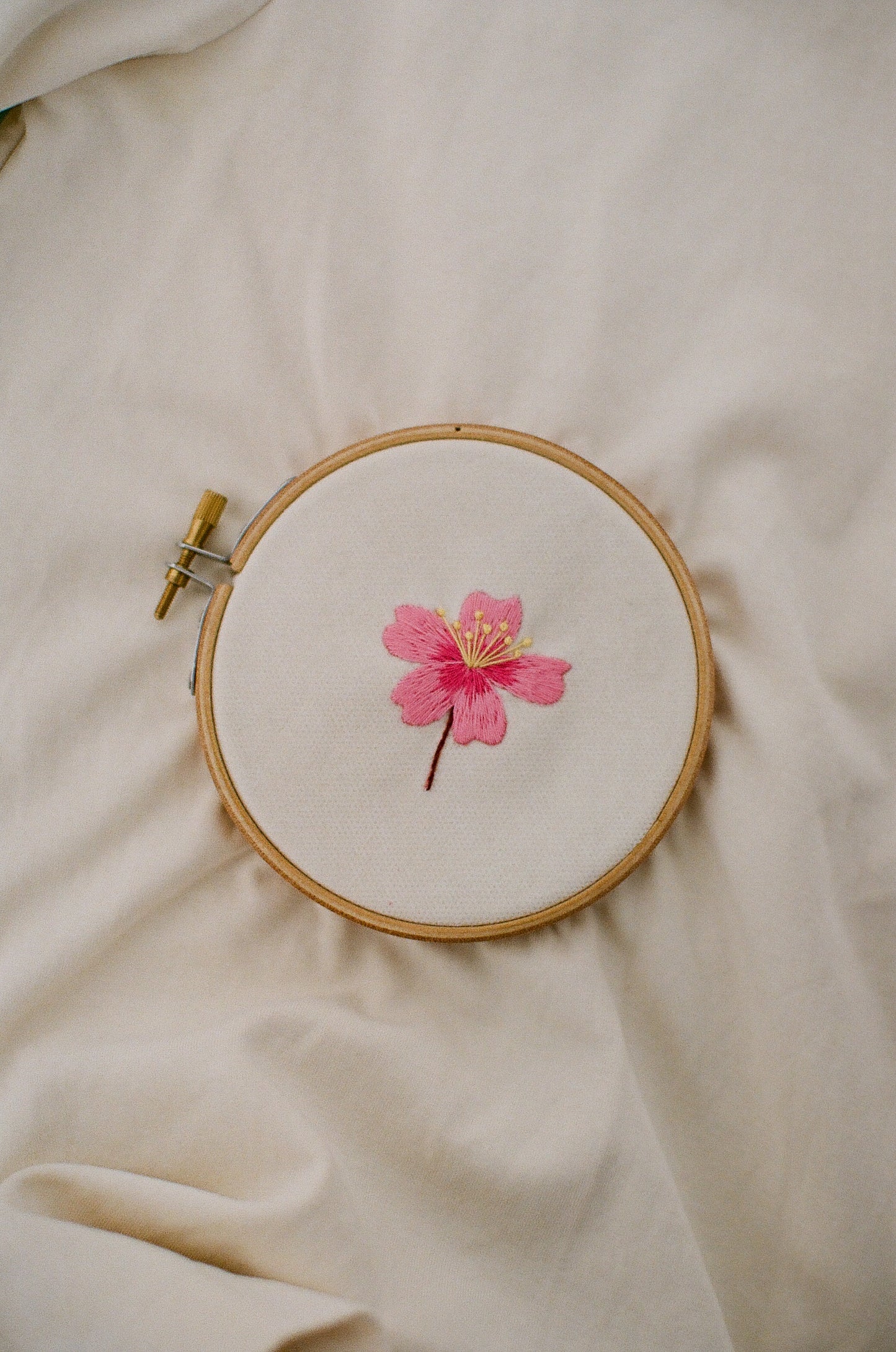 Mender Society broderikit til visible mending med motiv af sakura kirsebærblomst